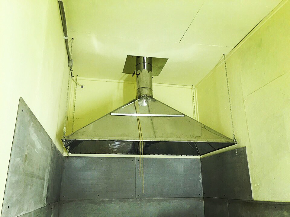 Вытяжной зонт из нержавеющий стали с шибером изготовленный на нашем производстве.
