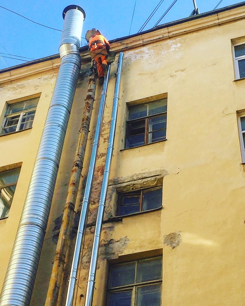 Процесс монтажа сэндвич дымохода нашим альпинистом.