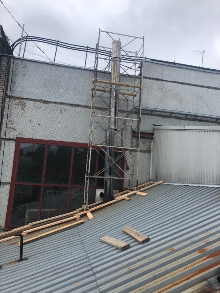 Эпизод установки наших лесов и демонтажа старой трубы.